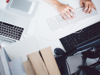 Teclado e mesa de trabalho