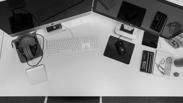 Mesa com notebook, celular e acessórios tech