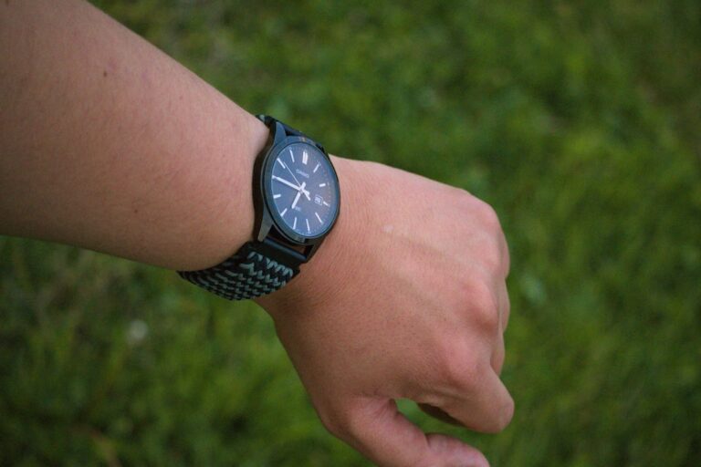 The Ultimate Guide to Choosing Tech Accessories Online